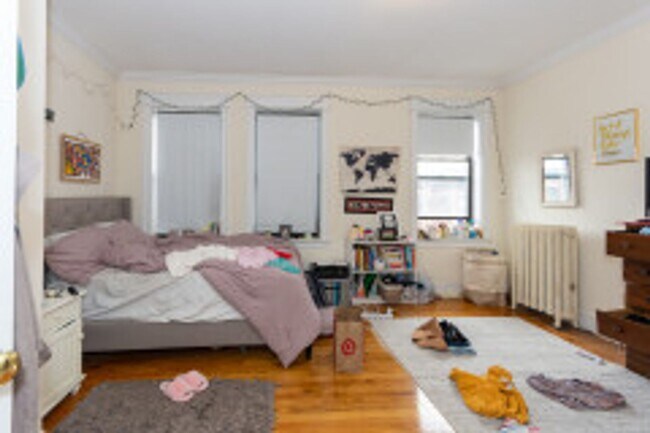 Building Photo - 4 bed 2 bath - Allston - 9/1   (No Broker Fee)