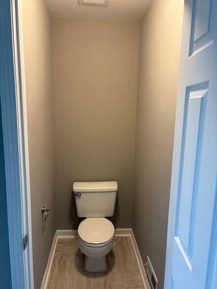 Building Photo - 2403 Doral Dr