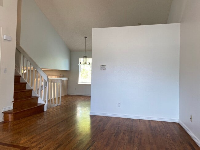 Building Photo - Wonderfully updated and maintained 3 bedro...