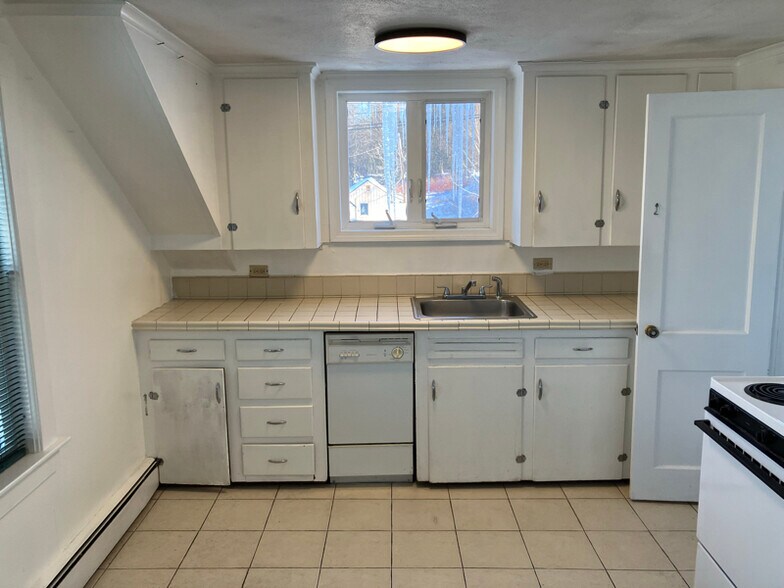 Building Photo - 18 Center St