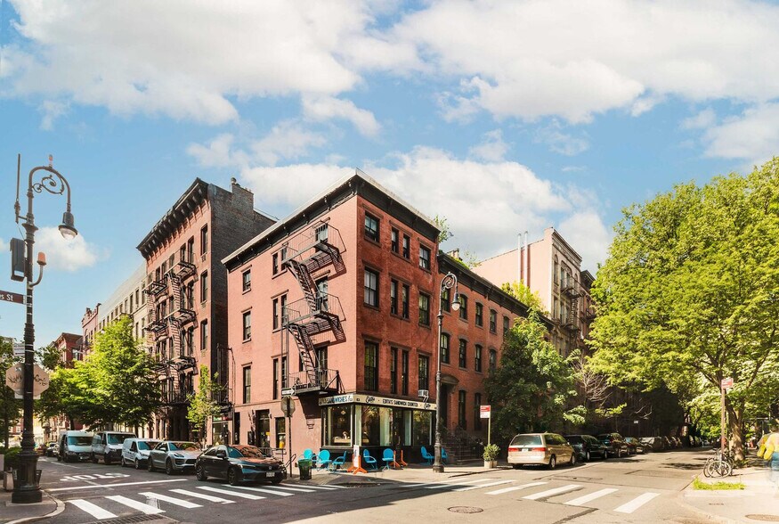 Building Photo - 246 W 4th St