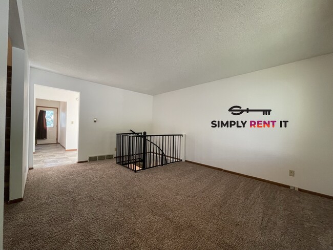 Building Photo - Huge 3 Bedroom Duplex in Ames, Aug 1st