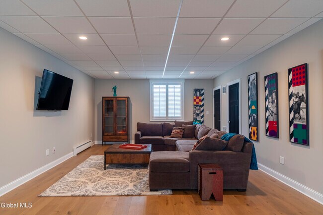 Building Photo - 5 Maria Ln