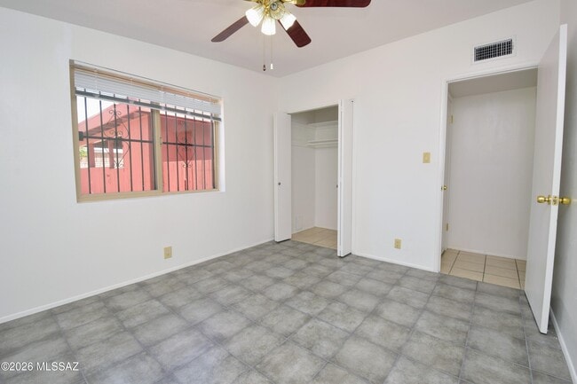 Building Photo - 3156 N Vista Del Forte Dr