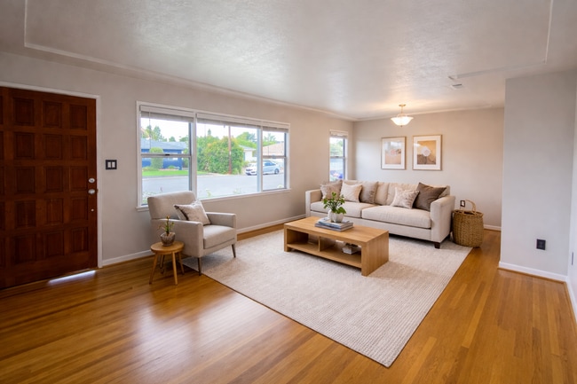 Building Photo - Large 3 bed 2 bath on 62nd!