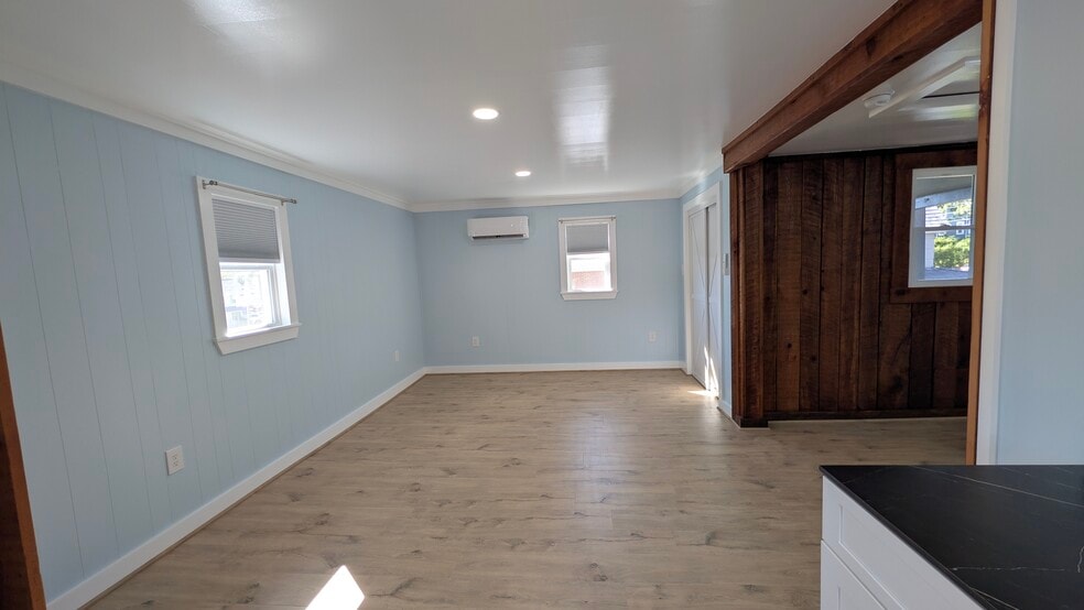 Building Photo - 207 Crowe Ave