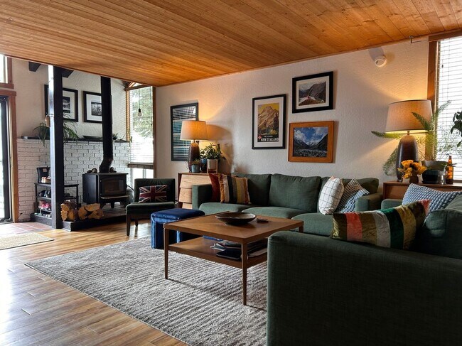 Building Photo - 1904 Sierra Nevada Rd