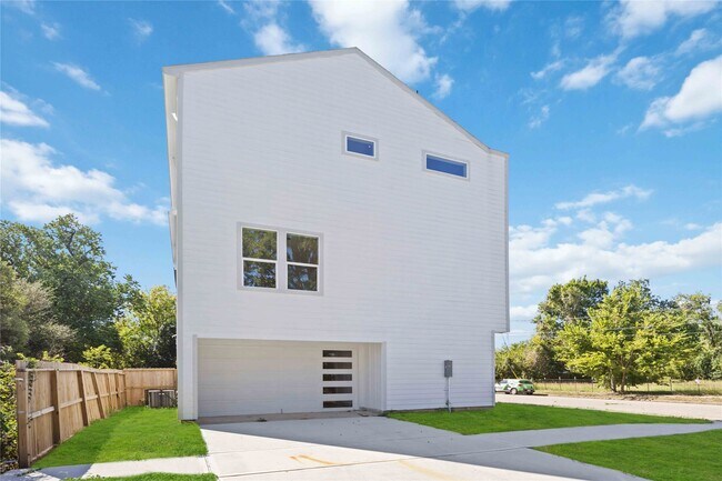 Building Photo - 3022 Drew St