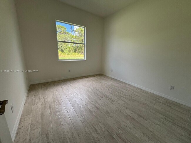 Building Photo - 1018 Maddock St E