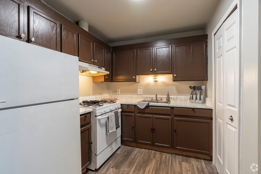 2BR, 1BA - 850SF - Kitchen - Dartmouth Square