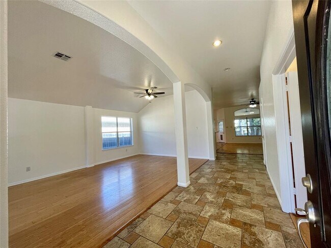 Building Photo - 2204 Zoa Dr