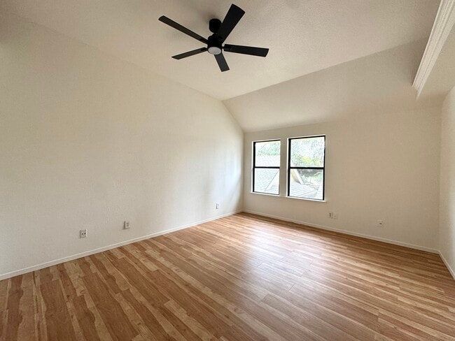 Building Photo - 983 E Foxhill Dr