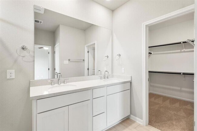 Building Photo - 204 Grn Knl Ln