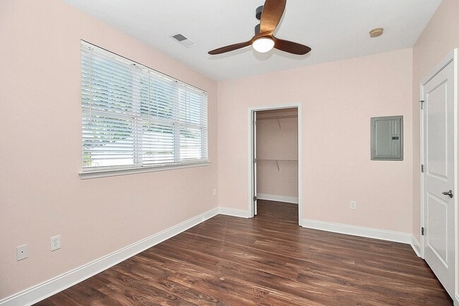 Building Photo - Beautiful 1-Bedroom Corner Unit - Just minutes from Uptown Charlotte!