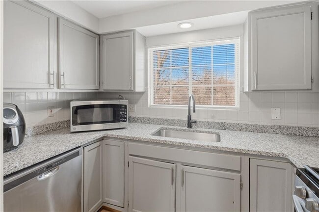 Building Photo - 18 Joseph St