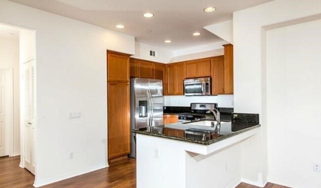 Building Photo - Riverpark Townhome