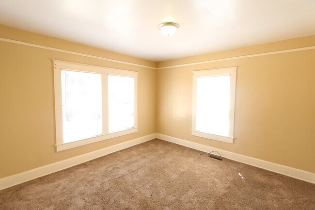 Building Photo - Cute! Cute! Cute! That's the best way to describe this 3 Bedroom 1 Bath charmer.