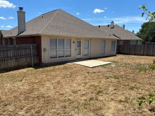Building Photo - Bright & Inviting Home with Walk-In Closet...