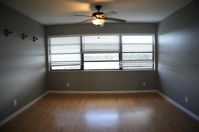 Building Photo - 4640 Lucerne Lakes Blvd W