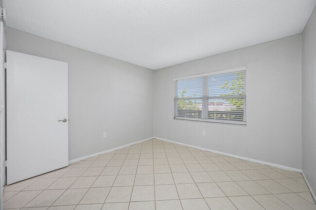 Building Photo - Spacious 2 Bed-1Bath apartment with Pool!