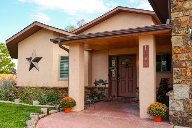 Building Photo - Sanctuary de Bandelier, Unit Bedroom 2 "Ec...