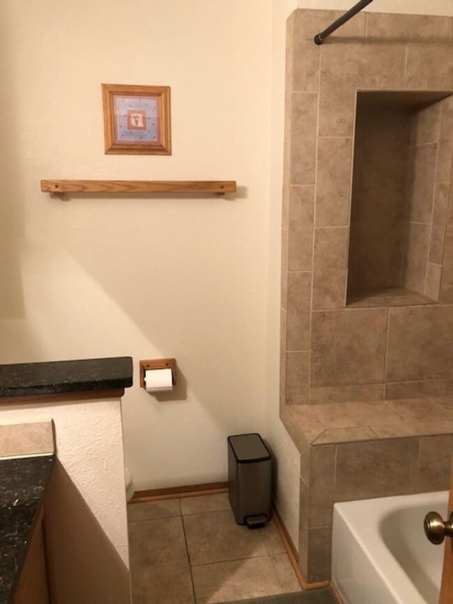 Building Photo - Furnished or Unfurnished One Bedroom / One Bath Apartment in Central Boulder