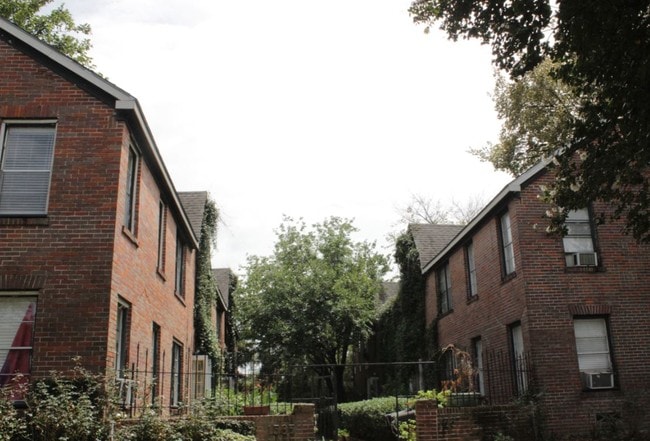 Primary Photo - Castle Court Apartments