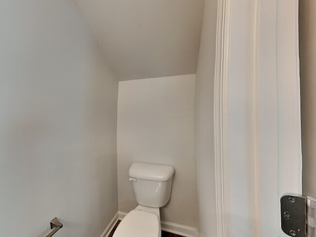 Building Photo - Lovely 3 Bedroom 2.5 Bath Home located in ...