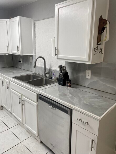 Building Photo - 4576 Wenhart Rd