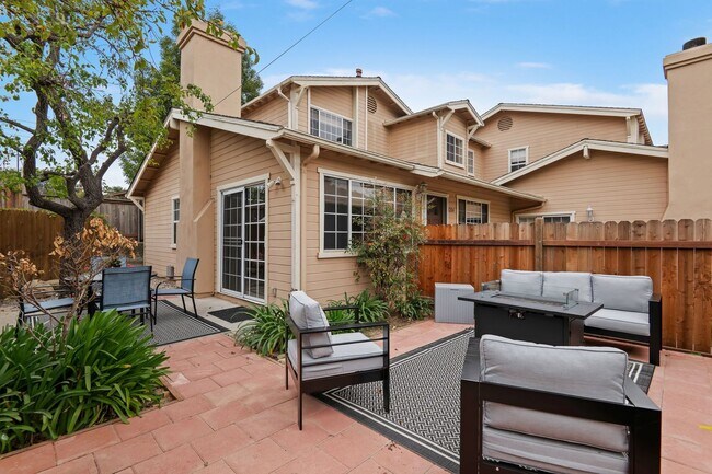 Building Photo - Fully Remodeled East Side Townhome – Furnished & Move-In Ready!