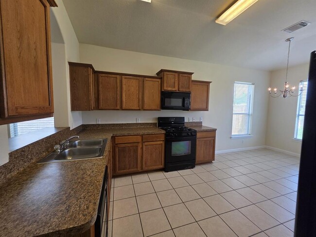 Building Photo - 2026 Makenna Ln