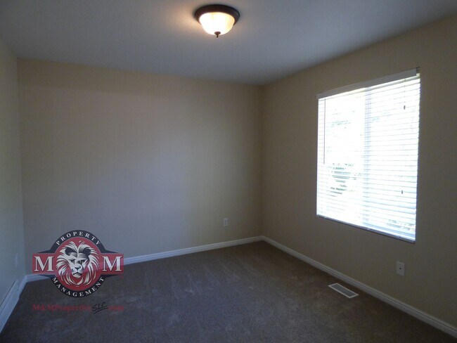 Building Photo - 2 Bd 1.5 Bath Duplex in Millcreek