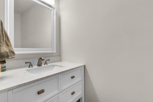 Building Photo - "Charming 2-Bed Townhouse in Fort Walton Beach"