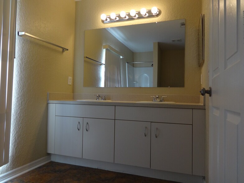 Building Photo - 3965 SW Laffite St