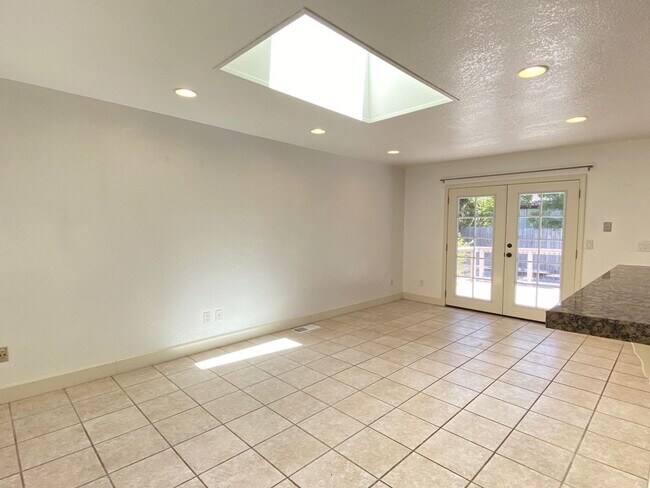 Building Photo - 3 Bedroom Home in East Santa Rosa