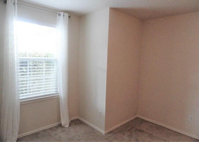 Building Photo - 7810 Squirrel Hollow Dr