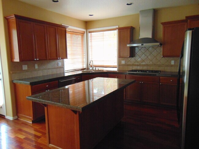 Building Photo - Beautiful 5 + bedroom home - In much desir...
