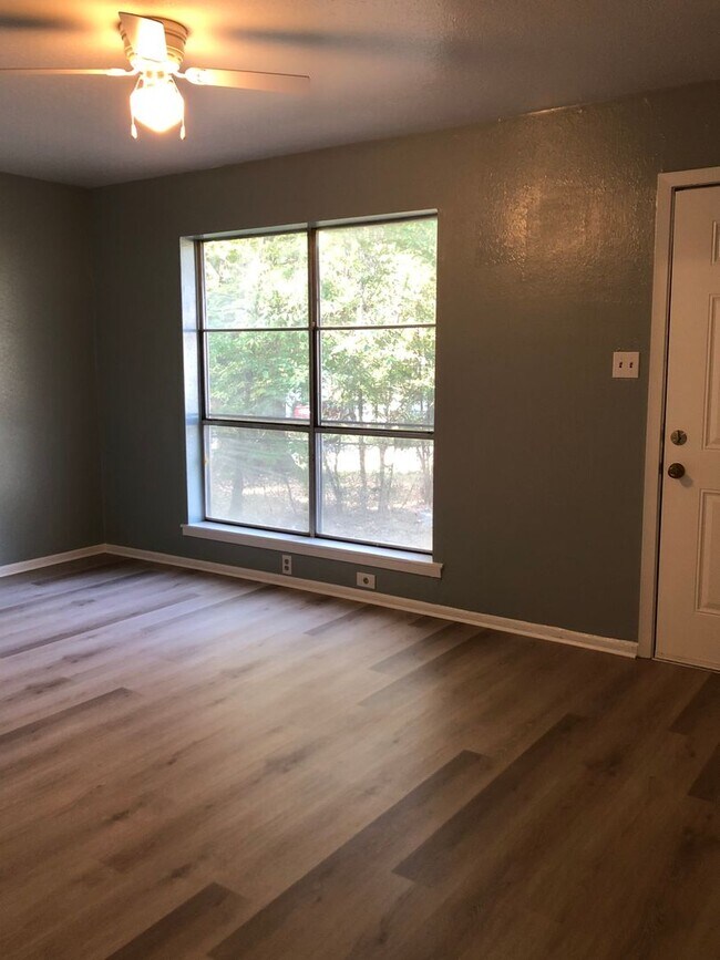 Building Photo - Very nice 3 bedroom/1 bath house with Central Air & Heat