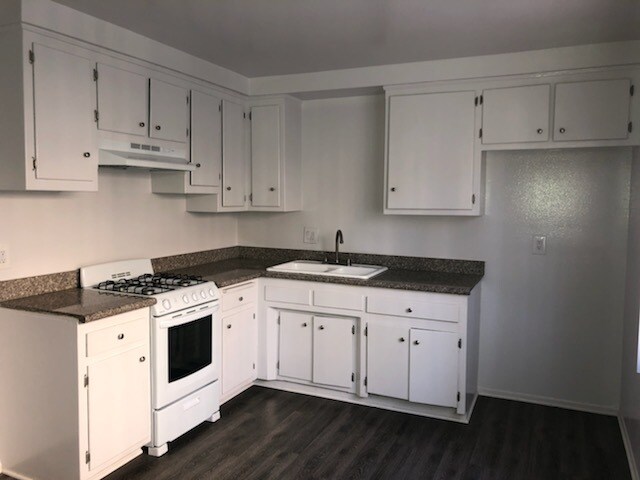 Kitchen w/ stove - 12531 Eucalyptus Ave