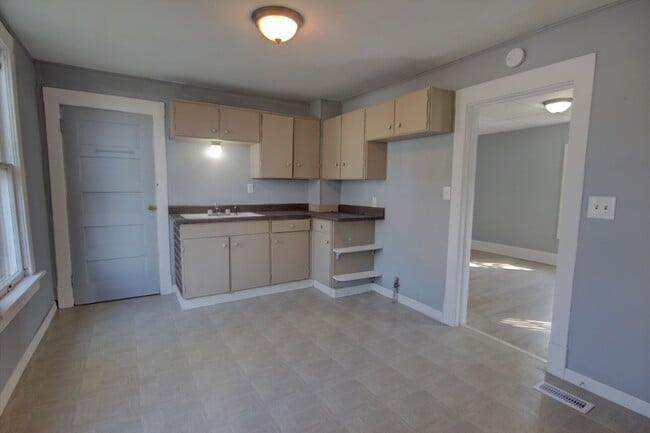 Building Photo - 2 Bed Home