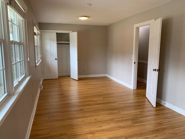 Building Photo - Spacious 4 Bed | 3 Bath Split Level Home i...