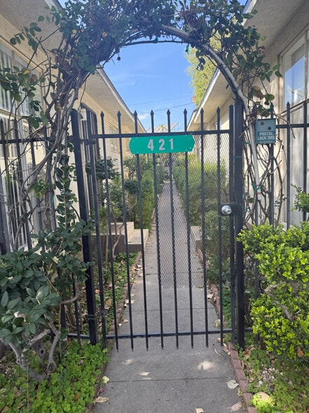 Building Photo - 421 E Cedar Ave