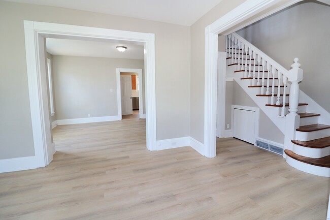 Building Photo - 154 Hawthorne Ave