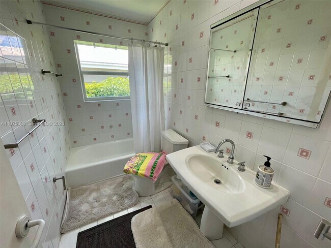 Building Photo - 1420 Baracoa Ave