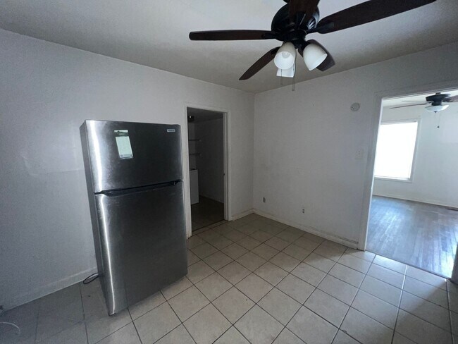 Building Photo - 2 bedroom 1 bathroom home