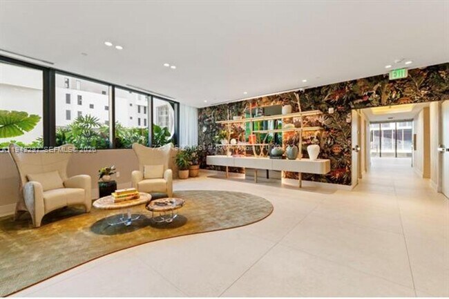 Building Photo - 700 NE 24th St