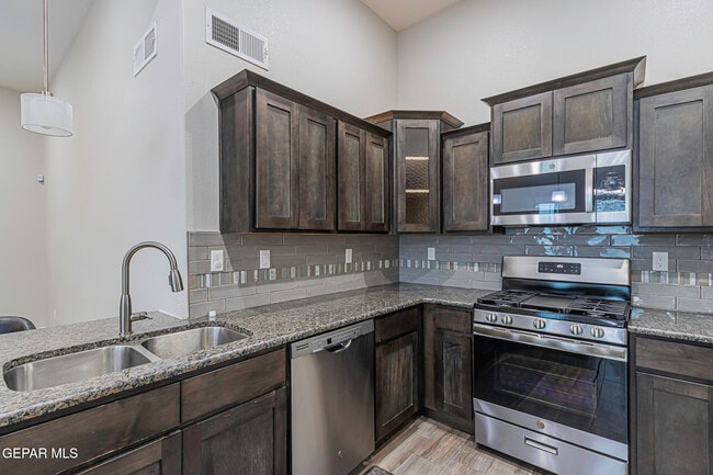 Building Photo - 14641 Ciambriello Ave