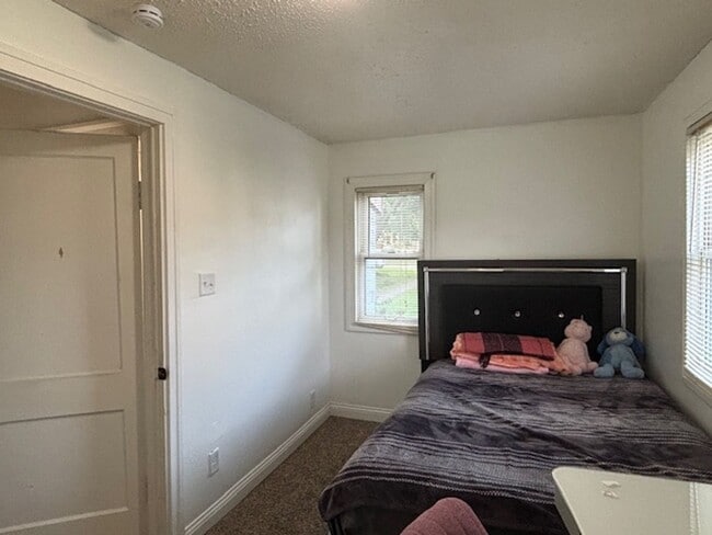 Building Photo - Cute & Cozy 2 BR/1 BA Single Family Home i...
