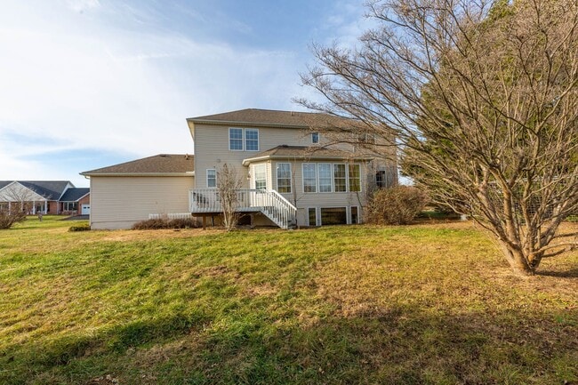 Building Photo - 4 bed, 3.5 bath Single Family Home in Charles Town, WV