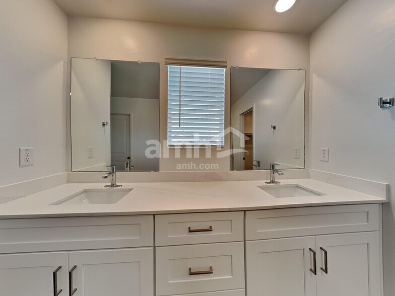 Building Photo - 4617 S 97th Dr